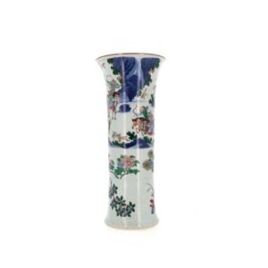 Chine, Epoque Transition, Vase Gu en porcelaine en émaux polychrome Wucai de scènes de chasses et de fleurs.