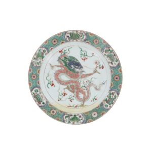 Chine, période Kangxi, plat en porcelaine à décor de dragon pourchassant la perle sacrée, l'aile ornée d'un décor d'emblèmes bouddhiques.