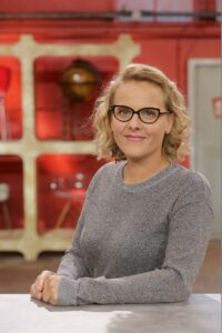 Enora Alix commissaire priseur pour l'émission affaire conclue
