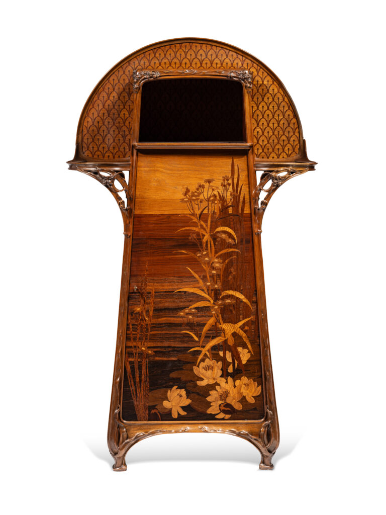 Louis MAJORELLE Circa 1903 Meuble à hauteur d'appui en noyer sculpté et placage de bois exotique