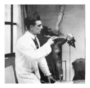 Max Le Verrier au travail sur une sculpture