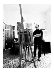Fabien Robaldo examinant un tableau lors d’une expertise