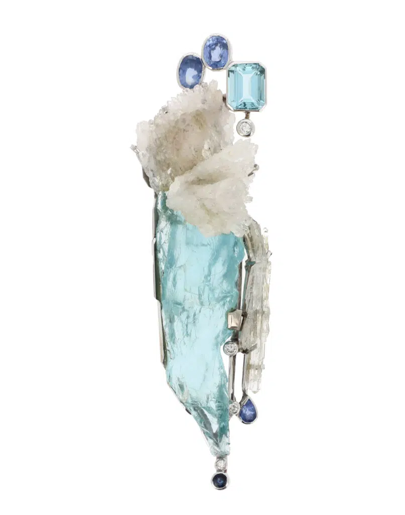 expertise bijoux artiste "Jean Vendome" oeuvre "Jean Vendome,Pendentif en or gris, cristal d’aigue-marine brut, pièce unique" adjugé 8 500 €