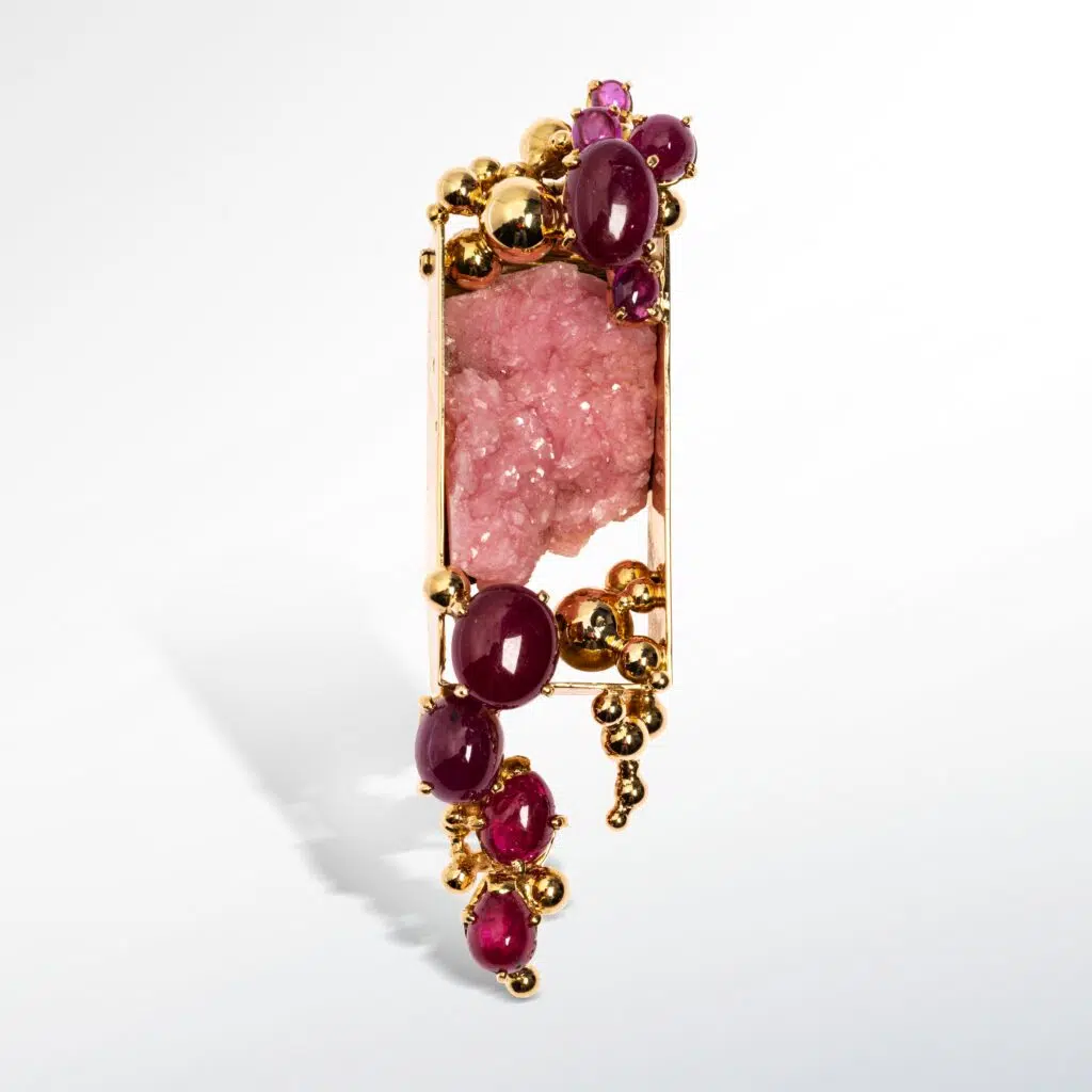 expertise bijoux artiste "Jean Vendome" oeuvre "Pendentif en or jaune, cristal brut de rhodochrosite et rubis, pièce unique" adjugé 10 000 €