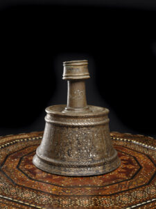Estimation "Arts d'Orient" ce chandelier mamelouk en laiton proposer a la vente par notre cabinet d'expertise adjugé 180 000 € (collection Tauzin)
