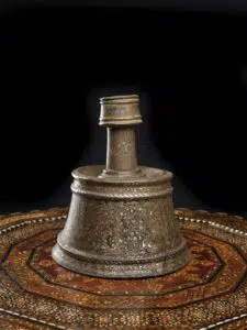 Estimation "Arts d'Orient" ce chandelier mamelouk en laiton proposer a la vente par notre cabinet d'expertise adjugé 180 000 € (collection Tauzin)
