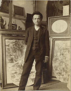 Auguste Herbin debout dans l’atelier de Picasso, en 1911