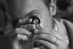 Bijoux Expertise Fabien Robaldo, portrait photo de l'expert en Noir et blanc