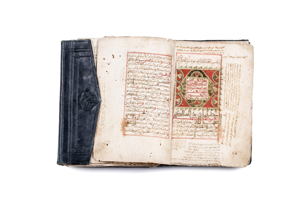 C1077-0049_Adjugé 30 000 €_Abrégé de droit malikite de l'imam Al-Akhdari_Manuscrit arabe sur papier à vergeure et à filigrane, de 270 feuillets, calligraphié en "maghribi" à l'encre brune sur 20 lignes par page, avec les mots importants en rouge, vert ou or.