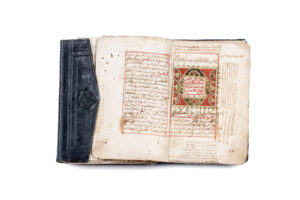 C1077-0049_Adjugé 30 000 €_Abrégé de droit malikite de l'imam Al-Akhdari_Manuscrit arabe sur papier à vergeure et à filigrane, de 270 feuillets, calligraphié en "maghribi" à l'encre brune sur 20 lignes par page, avec les mots importants en rouge, vert ou or.