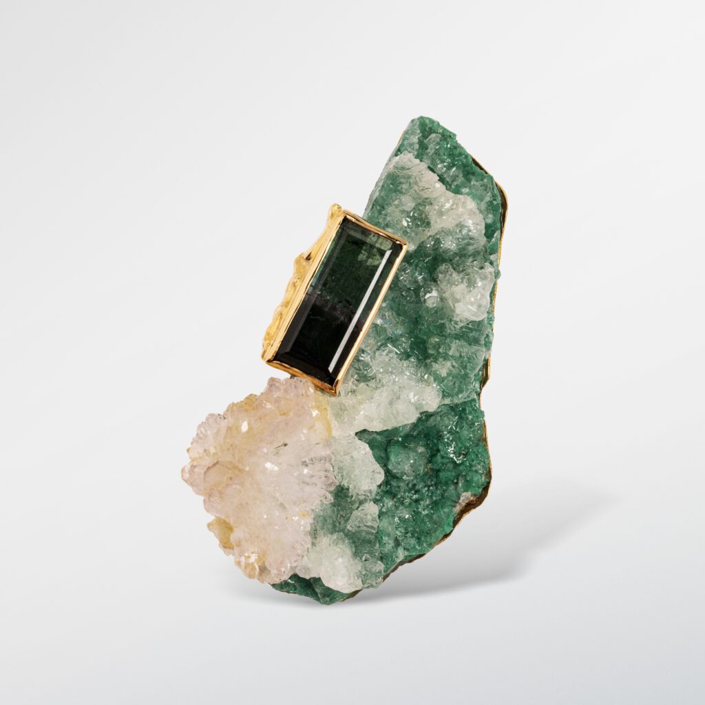 M1393-0009 Jean VENDOME Adjugé 4 600 € Broche-pendentif en or jaune 18k (750 millièmes) ornée d'un cristal brut d'apophyllite et d'une tourmaline bicolore. Poinçon de maître. Pièce unique. Poids brut : 58 g. Dim.: 7,2 x 4,4 cm