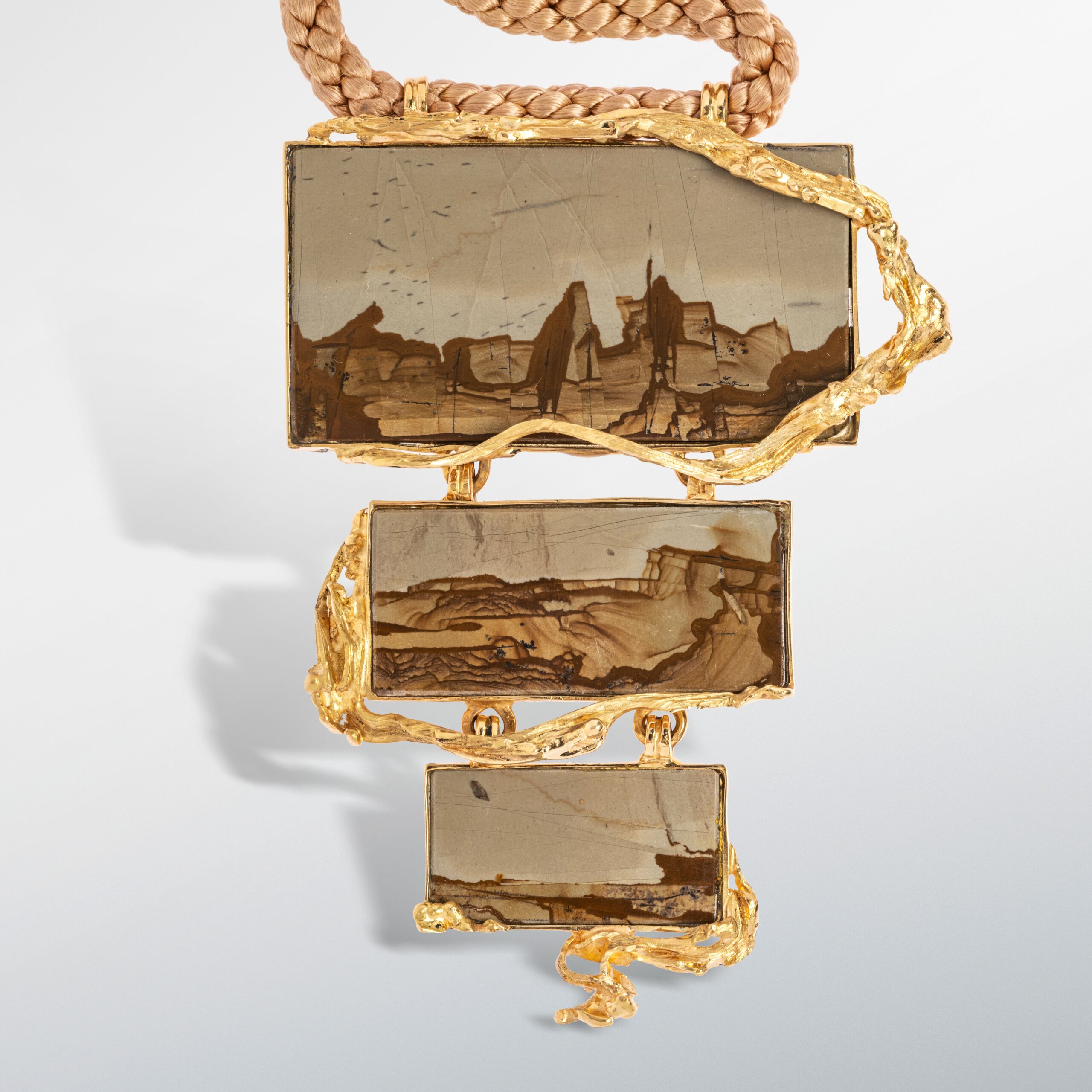 Estimation du bijou, "Pendentif en or jaune 18k" par l'artiste joaillier "Thierry VENDOME" estimée et proposée par notre cabinet, adjugée 3 500 €