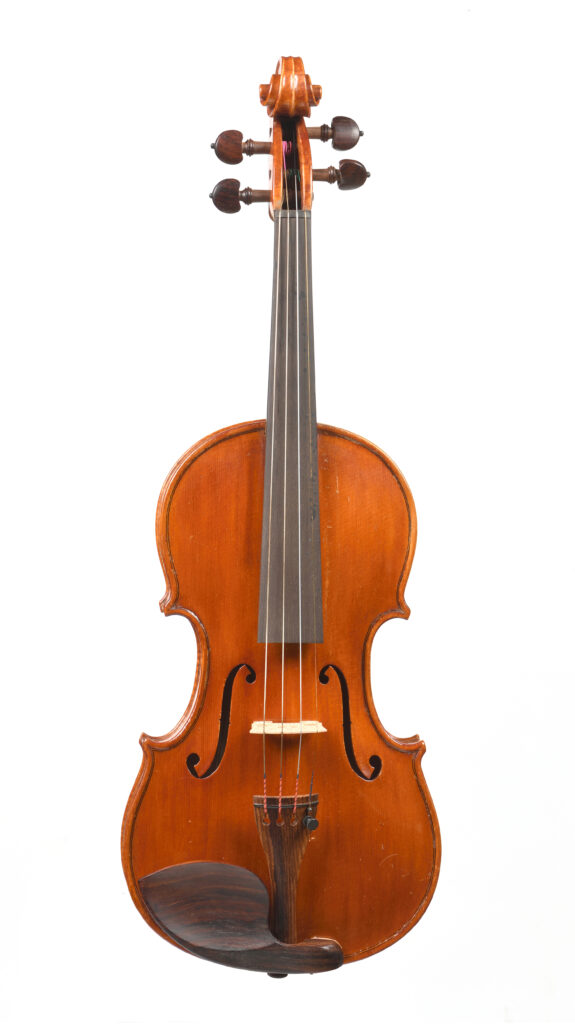 M3279-0006_Adjugé 14 000 €_Violon Italien_fait en collaboration Gaetano et Mario GADDA_dont il porte l'étiquette "GAETANO GADDA, di Mantova, allievo di Stefano Scarampella, anno 1951", une signature à la plume sous l'étiquette, et trois marques au fer "G.G", fond d'une pièce en érable plutôt flammé aux belles ondes régulières, éclisses et tête du même bois, table en épicéa aux pores fins et réguliers, vernis orangé sur fond doré typique de l'auteur, chevalets des ateliers VATELOT, et BAUMGARTNER. 357 mm.jpg