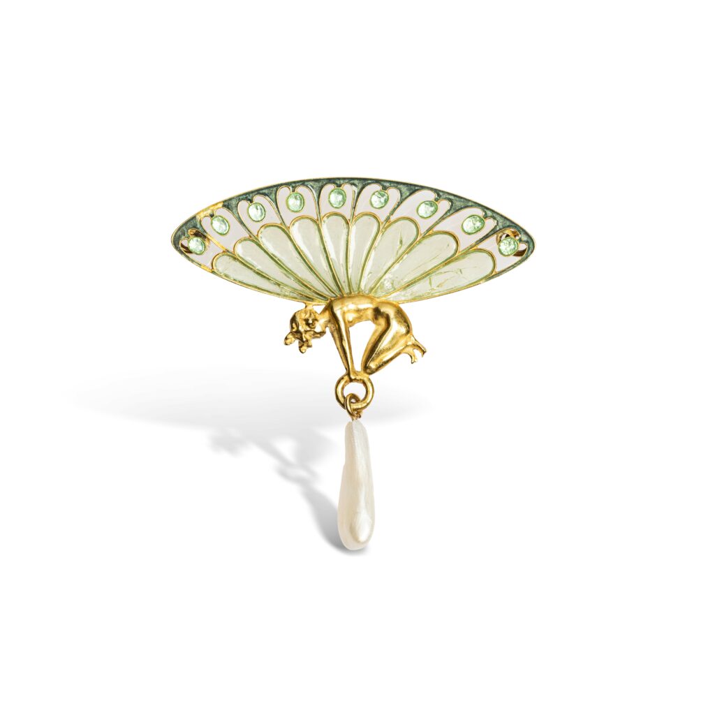 N2148-0004_René Jules LALIQUE_Pendentif en or jaune 18k (750 millièmes) figurant une sylphide, ses ailes soulignées d'émail plein et plique à jour, dans une variété de tons verts, la jeune femme retenant une perle baroque. Signé. Vers 1900. Ecrin d'origine. Poids brut : 12,6 g_Adjugé 22 000 €