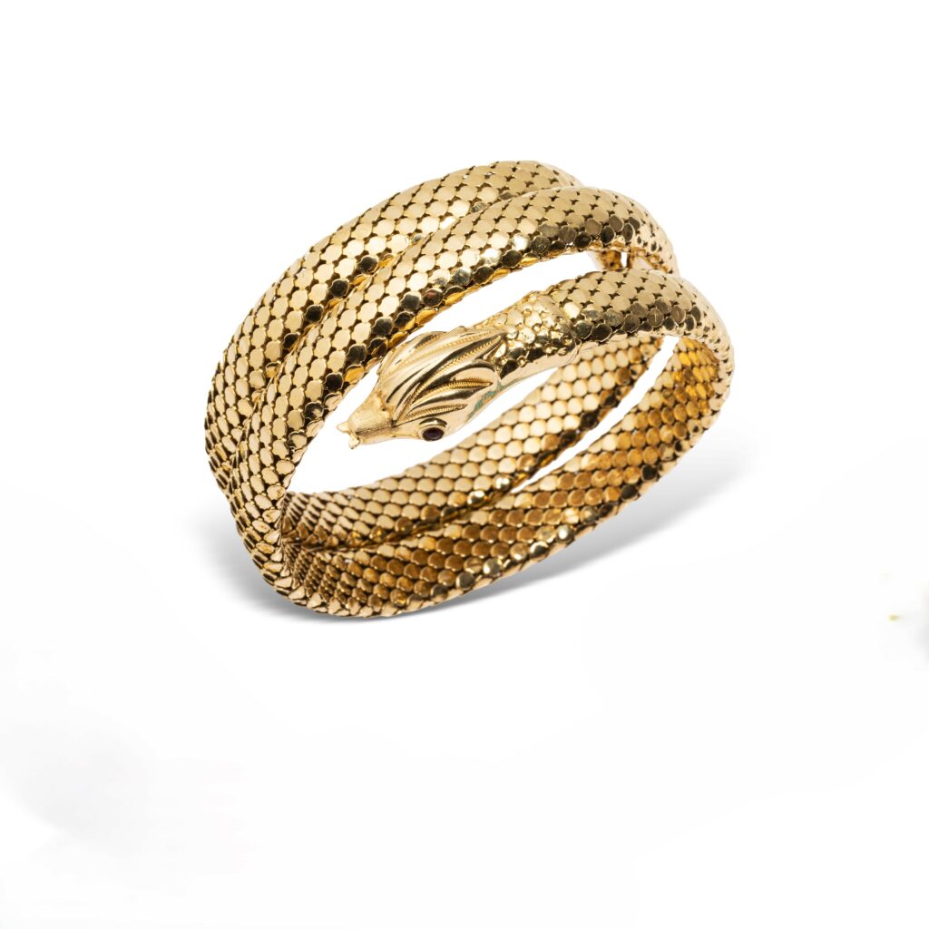 Bracelet en or jaune 18k (750 millièmes) formé d'une maille souple figurant un serpent lové. Poids brut : 71,8 g. Bracelet depicting a snake, yellow gold. Gross weight : 71.8 g