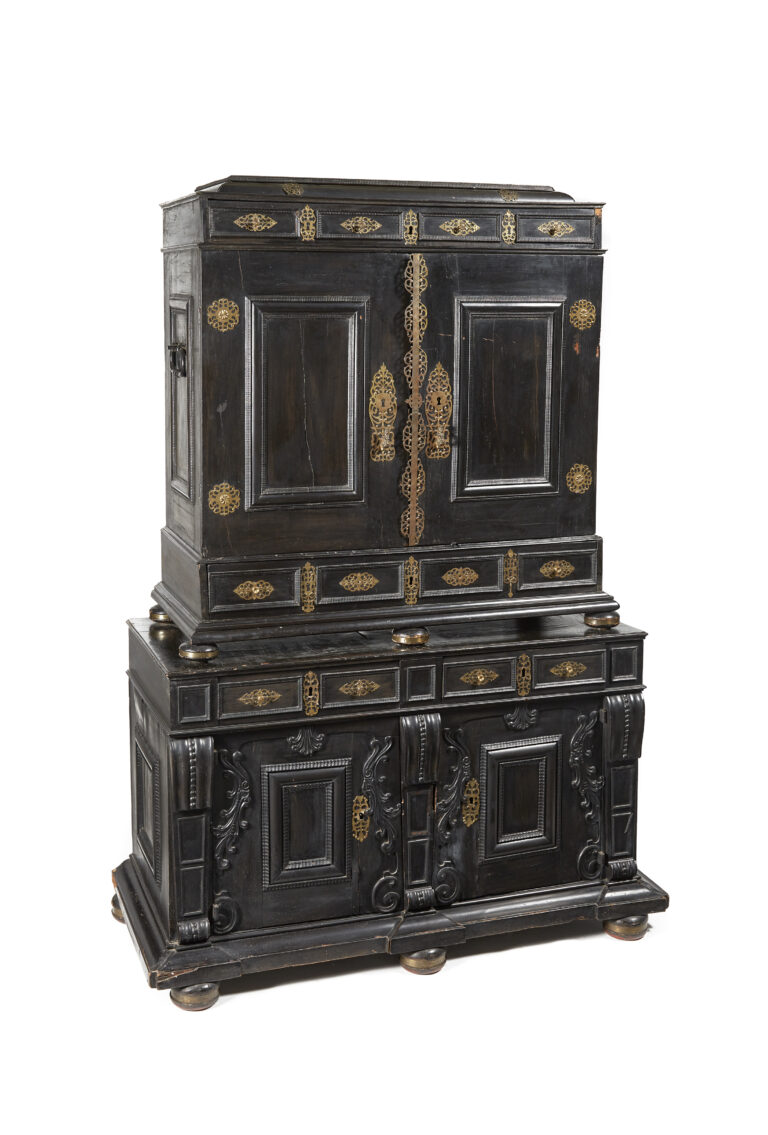 F1087-0010_Adjugé 10 000 €_Armoire-cabinet à deux corps de forme rectangulaire en bois noirci