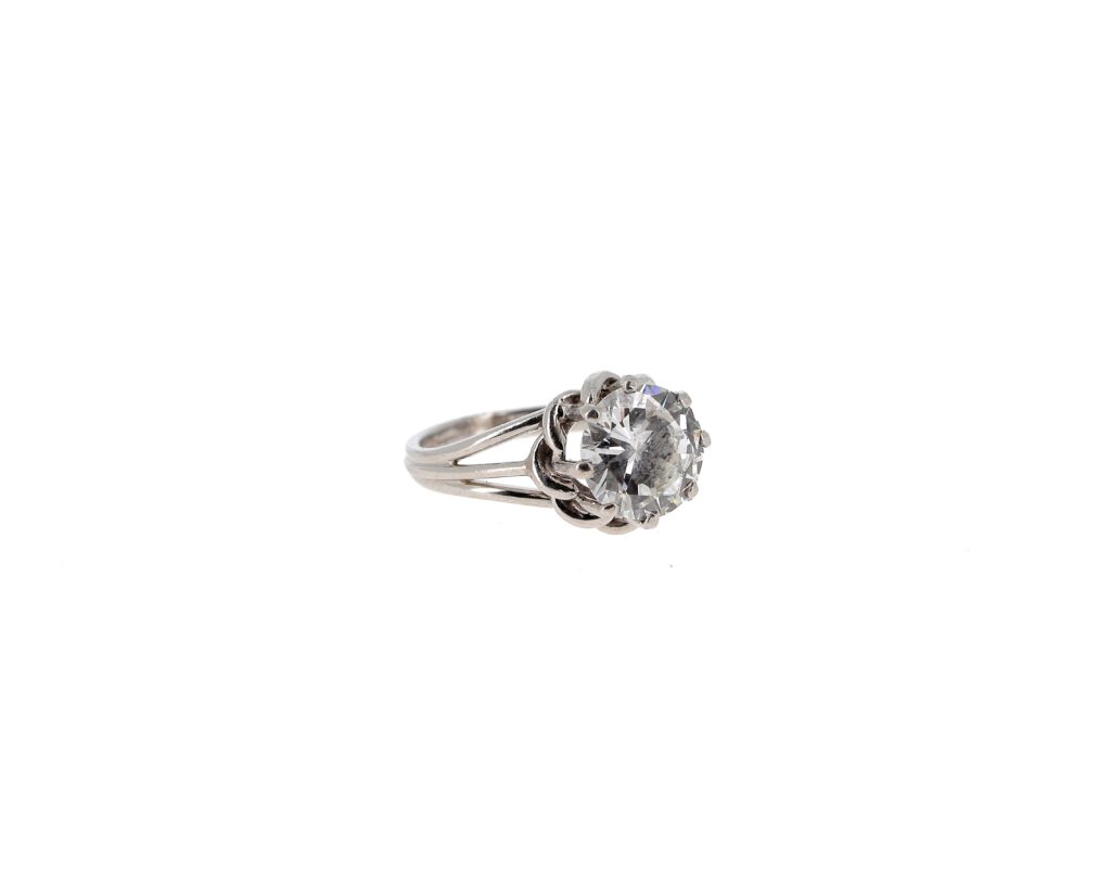 I0310-0001_Adjugé 18 000 €_Bague en or gris (750 millièmes) sertie d'un diamant taille brillant de 3,05 carats Doigt 55 Poids brut : 7,5 g. Selon rapport préliminaire LFG de février 2020 indiquant couleur G, pureté VS1
