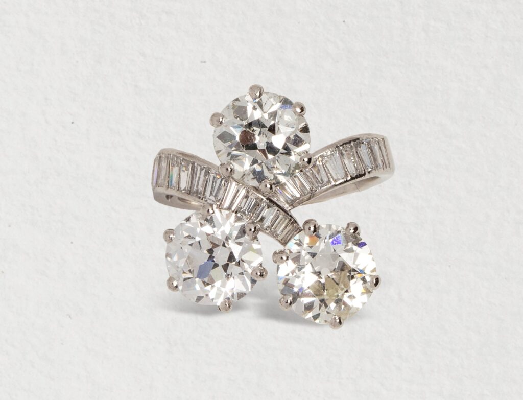 Adjugé 19 500 €_Bague en platine (950 millièmes) ornée de 3 diamants taille ancienne unis par des diamants baguettes (2 carats J/P1 - 2,15 carats E/SI1- 2,01 carats J/VS2)