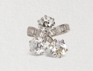 Adjugé 19 500 €_Bague en platine (950 millièmes) ornée de 3 diamants taille ancienne unis par des diamants baguettes (2 carats J/P1 - 2,15 carats E/SI1- 2,01 carats J/VS2)