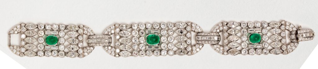 Adjugé 30 000 €_Bracelet en platine (950 millièmes) composé de trois motifs pavés de diamants et de trois émeraudes cabochons