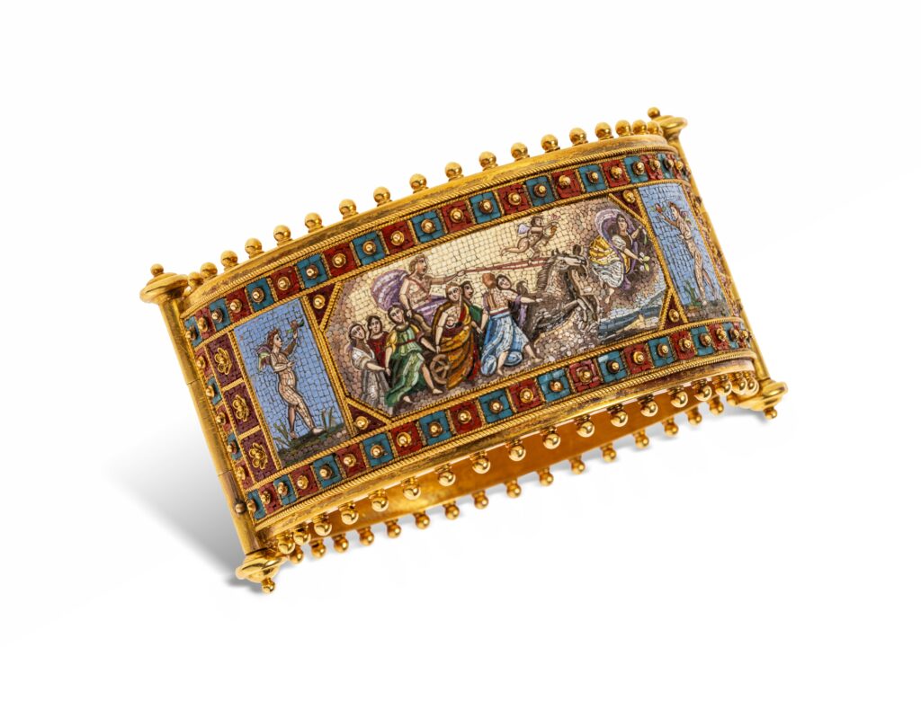Adjugé 15 200 €_Bracelet micro-mosaïques_Description : Bracelet en or jaune 18k (750 millièmes) de forme ovale