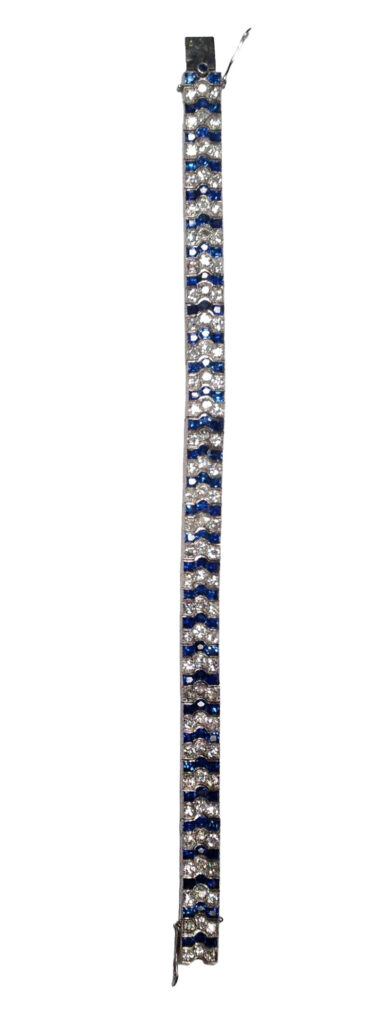 Adjugé 11 000_Beau bracelet formant un ruban souple en platine 950 millièAdjugé 11 000_Beau bracelet formant un ruban souple en platine 950 millièmes et or gris 18 kmes et or gris 18 k