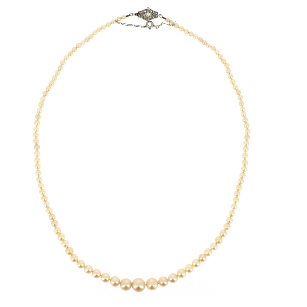 Adjugé 17 000 €_CARTIER_Collier composé d'un rang de 107 perles fines arrondies de couleur crème disposées en chute,