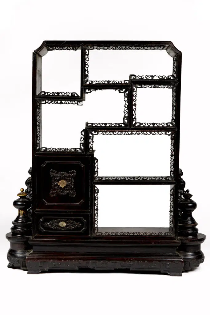 Estimation "Arts de Chine" XIXe siècle ce meuble d'exposition en bois de zitan, proposer a la vente par notre cabinet d'expertise, adjugé 14 500 €