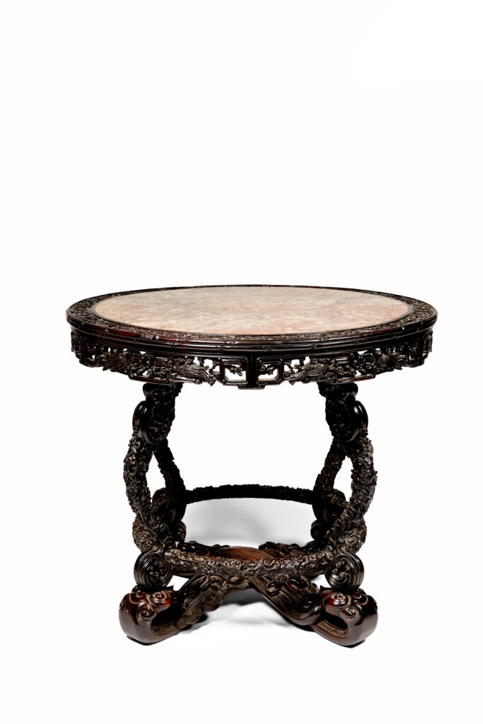 CHINE, XIXe siècle Elégante table_Adjugé 11 000_Elégante table