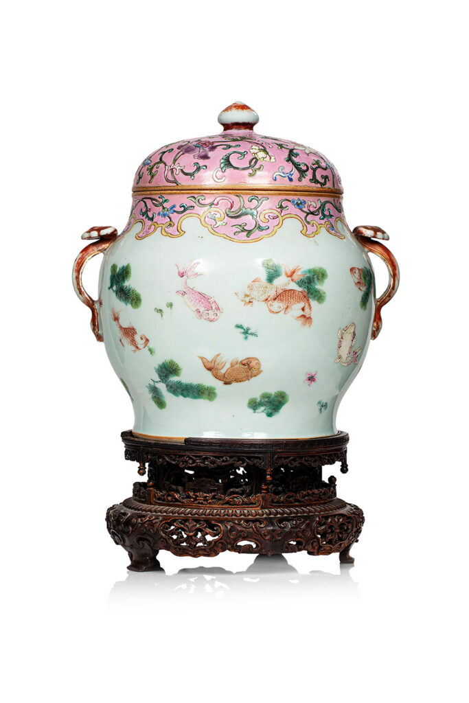 Adjugé 12 500 €_CHINE, XIXe siècle_Élégante jarre couverte en porcelaine