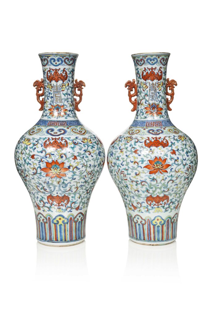 Adjugé 18 000 €_CHINE, XIXe siècle_Paire de vases en porcelaine