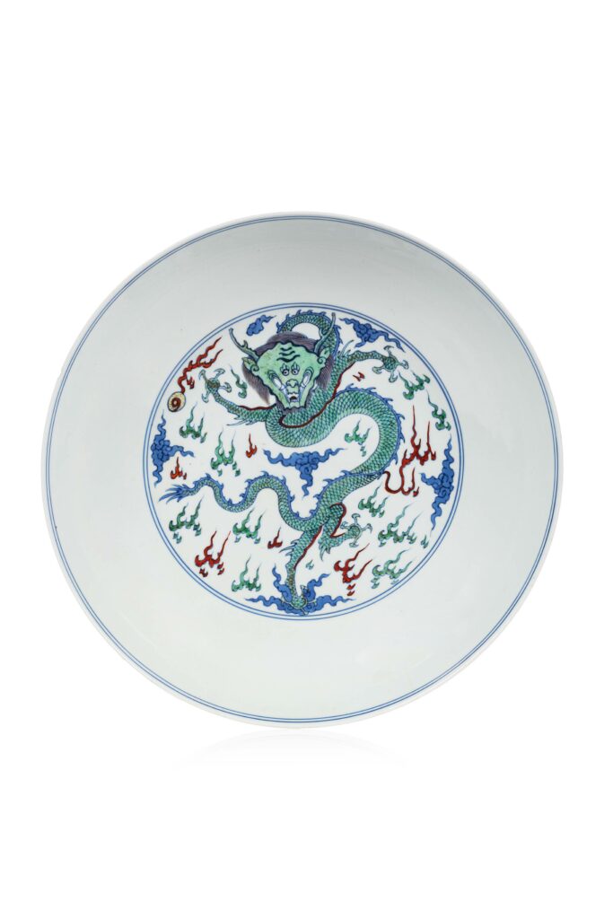 Adjugé 32 000 €_CHINE, XVIIIe siècle_Plat circulaire en porcelaine