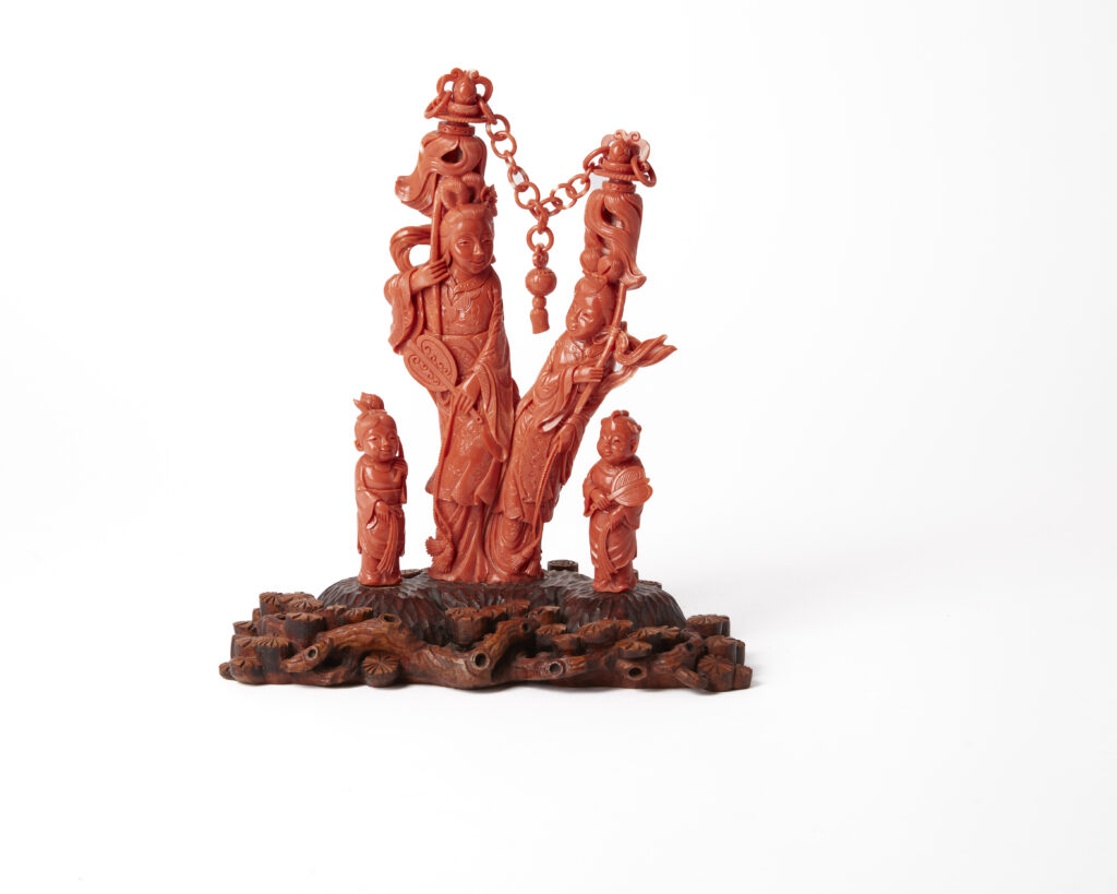 Adjugé 11 500 €_CHINE, XXe siècle_Rare groupe en corail rouge* sculpté