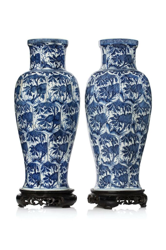 Adjugé 11 000 €_CHINE, époque Kangxi_Paire de vases balustres en porcelaine