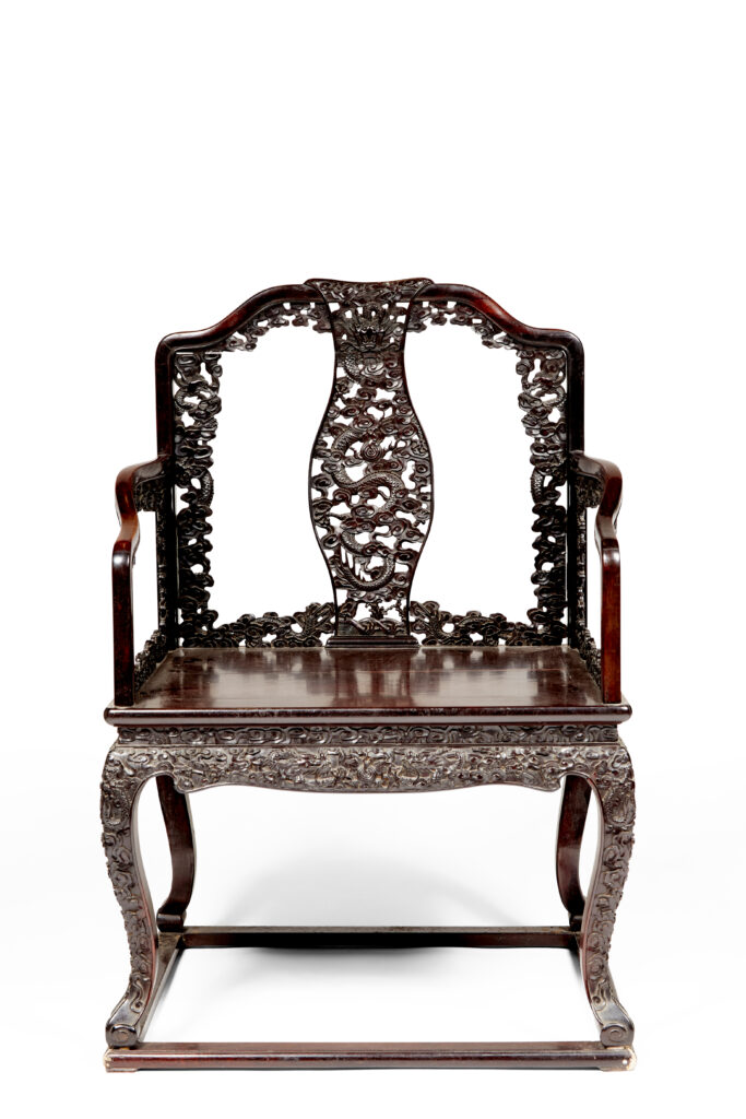 M3200-0155_Trés rare fauteuil en bois sculpté_Adjugé 155 000_Possiblement en zitan