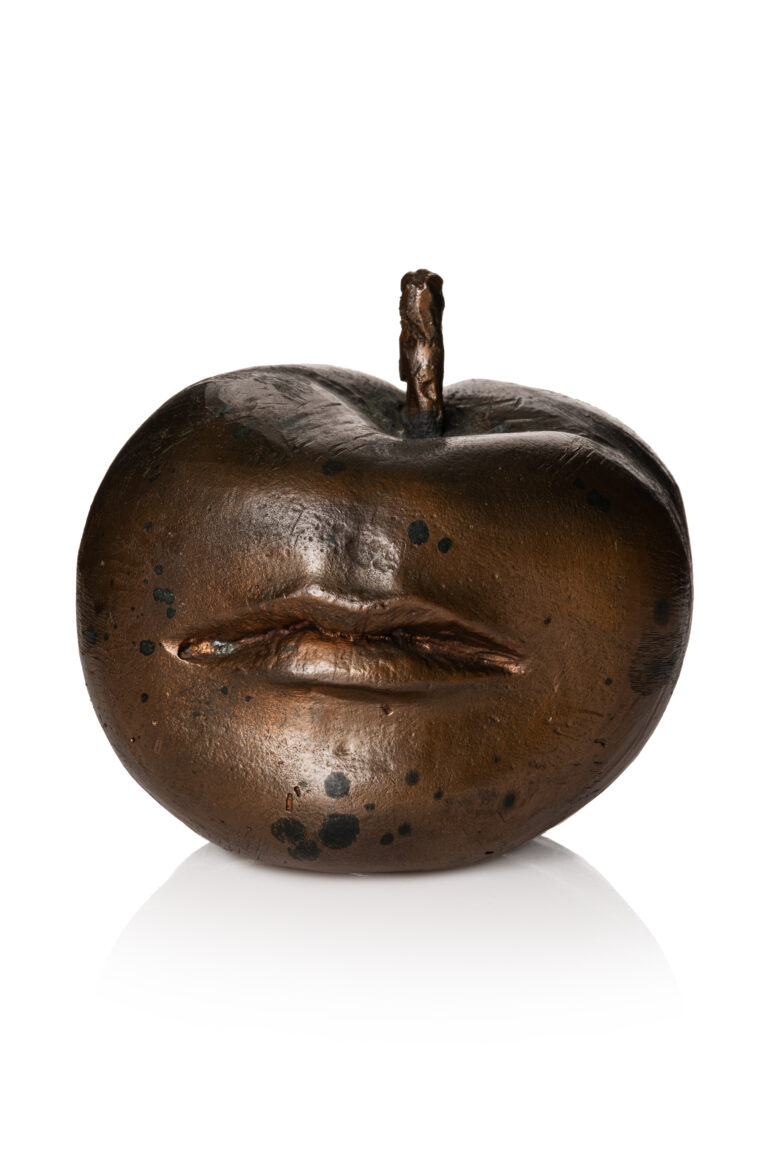 M2721-0001_Adjugé 11 000 €_Claude LALANNE (1925 - 2019)_"Pomme bouche"_Sculpture en bronze patiné. Signée "Lalanne" sur la tige. 6,5 x 7,5 x 6,5 cm