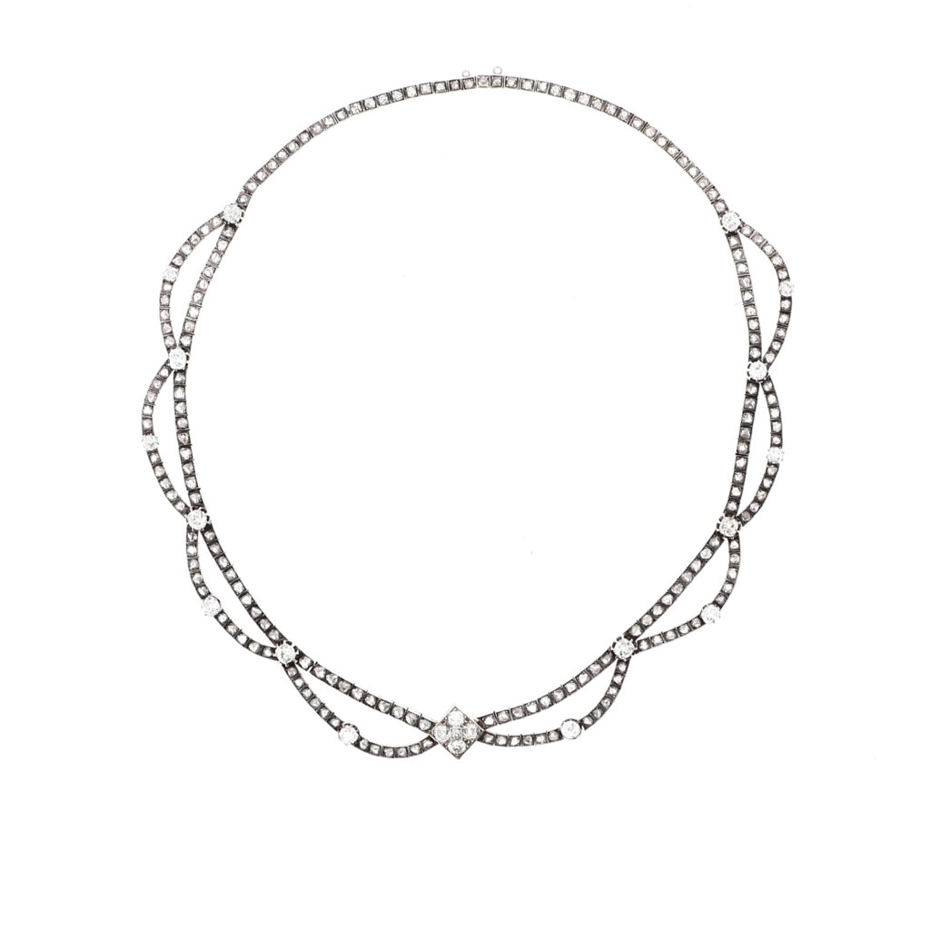 Adjugé 10 800 €_Collier draperie_Collier en or rose 18k