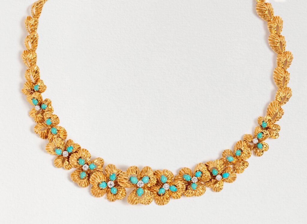 Adjugé 15 500 €_Collier en or jaune 18k (750 millièmes) VAN CLEEF & ARPELS aux trèfles parsemé de cabochons de turquoises et de brillants. Signé Van Cleef & Arpels Numéroté 15822 Poids brut 73 g