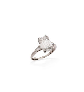 Adjugé 45 500 €_Diamant 4.85 carats_Bague solitaire en platine (950 millièmes) ornée d'un diamant taille émeraude de 4,85 carats
