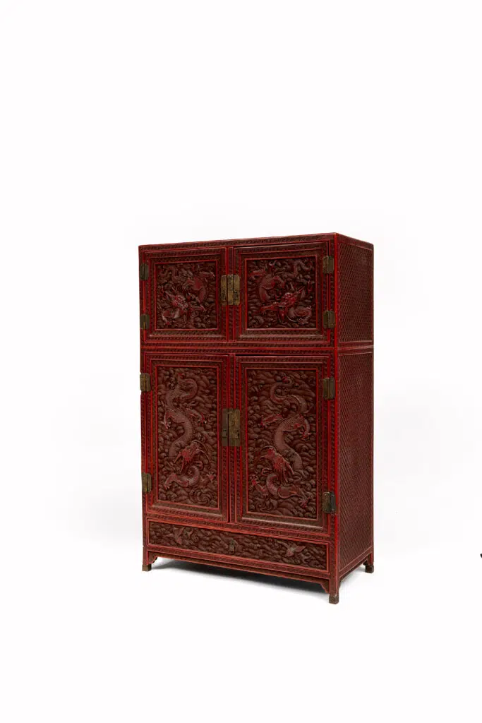 Estimation "Arts de Chine" époque Qianlong, XVIIIe siècle, ce rare et important cabinet "kang" en laque cinabre sculptée, proposer a la vente par notre cabinet d'expertise, adjugé 24 000 €