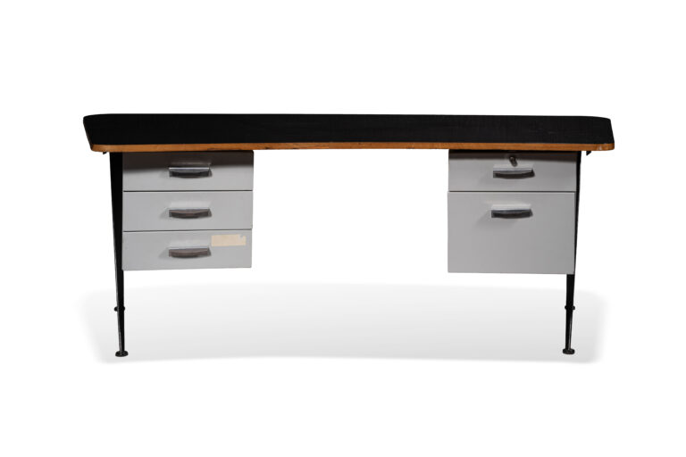 N2654-0001_Adjugé 12 600 €_Jean PROUVE (1901 - 1984)_Bureau "Compas" Direction courbe