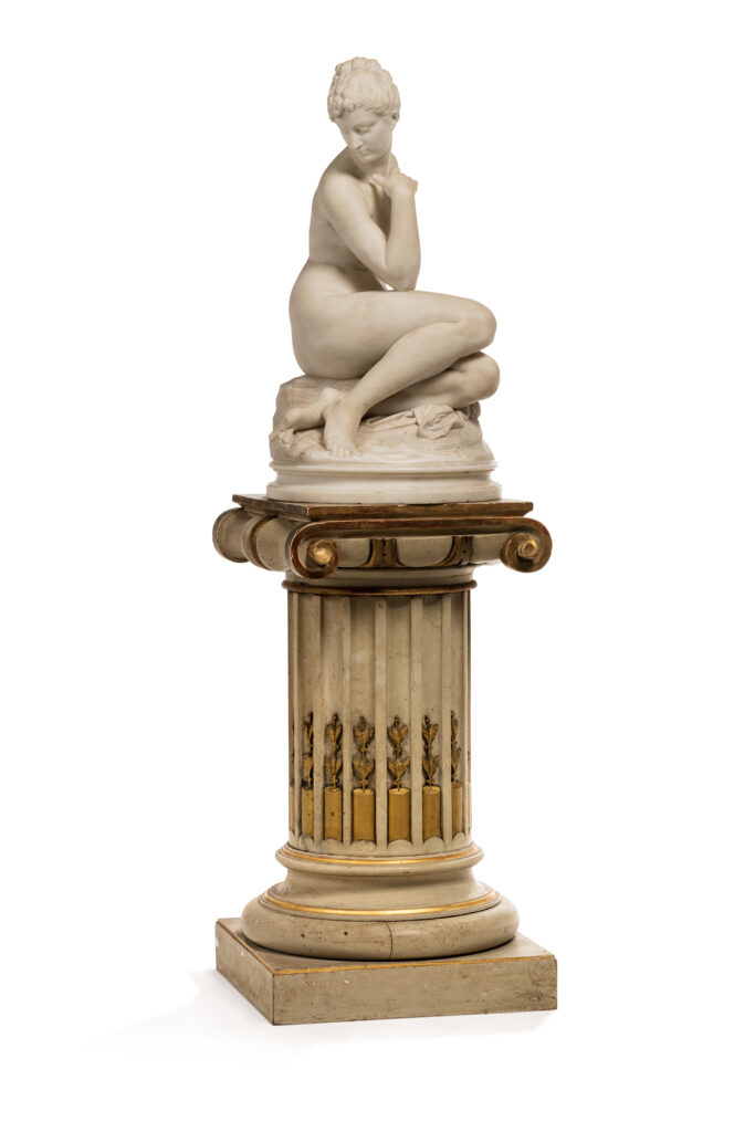 M4078-0001_Adjugé 16 000 €_Louis NOEL (1839-1925)_Nu féminin assis Ronde-bosse en marbre blanc H : 69 cm Signé Louis-noël sur la terrasse