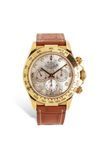 H1214-0010_Adjugé 10 500 €_Montre chronomètre ROLEX "Oyster perpetual - Daytona" en or jaune 18k (750 millièmes) sur bracelet cuir, boucle déployante Rolex en or jaune 18k numérotée 18518. Cadran nacre (postérieur) avec chiffres arabes et index diamants, trois compteurs, lunette graduée. Mouvement automatique en l'état. Poids brut : 120 g Avec un bracelet supplémentaire