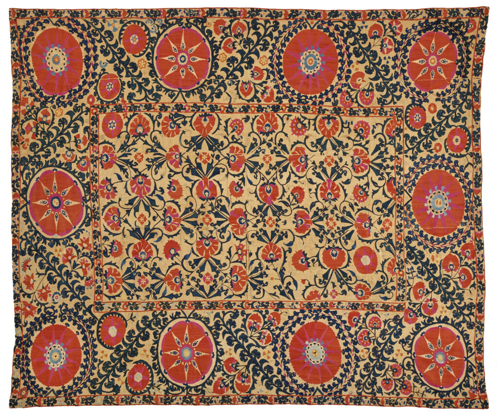 K0673-0001_Splendide suzani_Ouzbékistan, XIXe siècle_Adjugé 14 000_Tenture en coton brodé de fils de soie polychrome