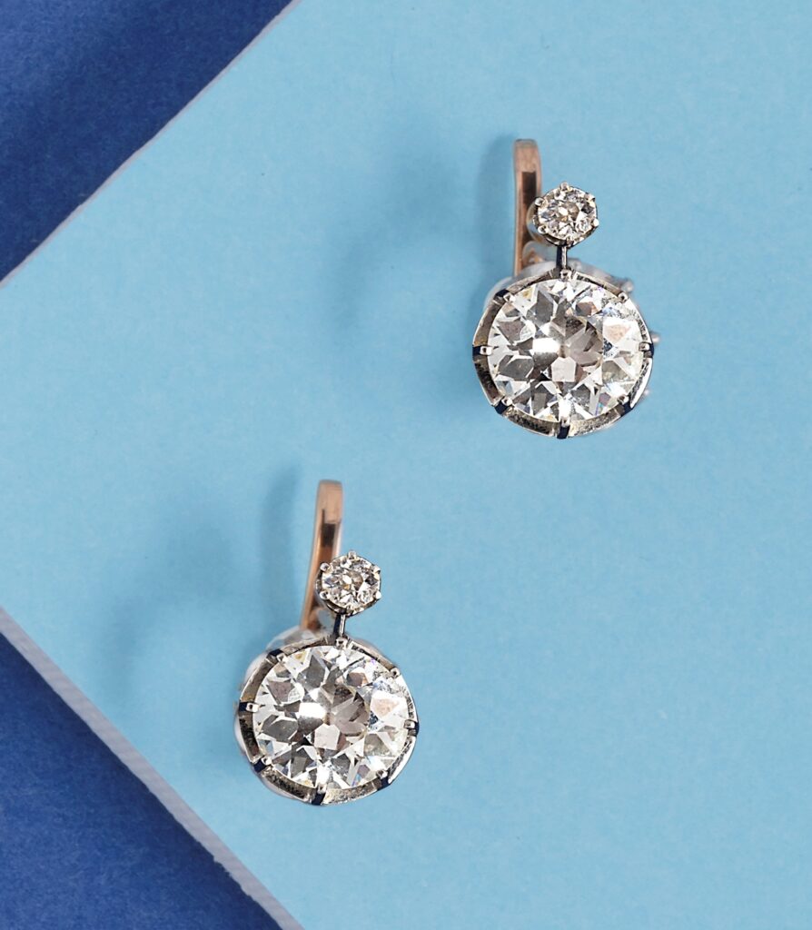 Adjugé 22 000 €_Paire de boucles d'oreilles en or rose et or gris 18k (750 millièmes) ornée de deux diamants taille ancienne