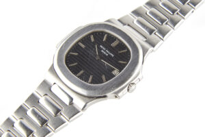 43 000 €_Patek Philippe_Nautilus Montre d'homme forme coussin Vers 1978