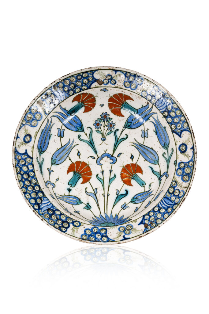 M3200-0080_Plat Tabak_Adjugé 20 000_Turquie, Iznik vers 1590_En céramique siliceuse, à décor émaillé polychrome sous glaçure transparente