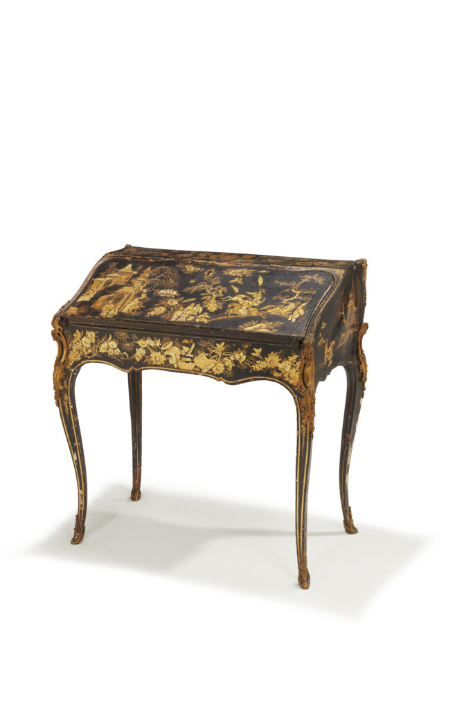 D1942-0001_Adjugé 58 000 €_RARE BUREAU DE PENTE à décor de laque et vernis noir, orné de scènes d’architecture et personnages, de motifs végétaux d’Extrême Orient