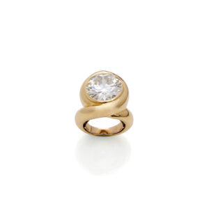 Adjugé 53 000 €_René BOIVIN_Bague en or jaune (750 millièmes) ornée d’un diamant taille brillant de 10,96 carats en serti clos, sur un anneau décentré formant un entrelac. Vers 1970. Signée "René Boivin", poinçon de maître