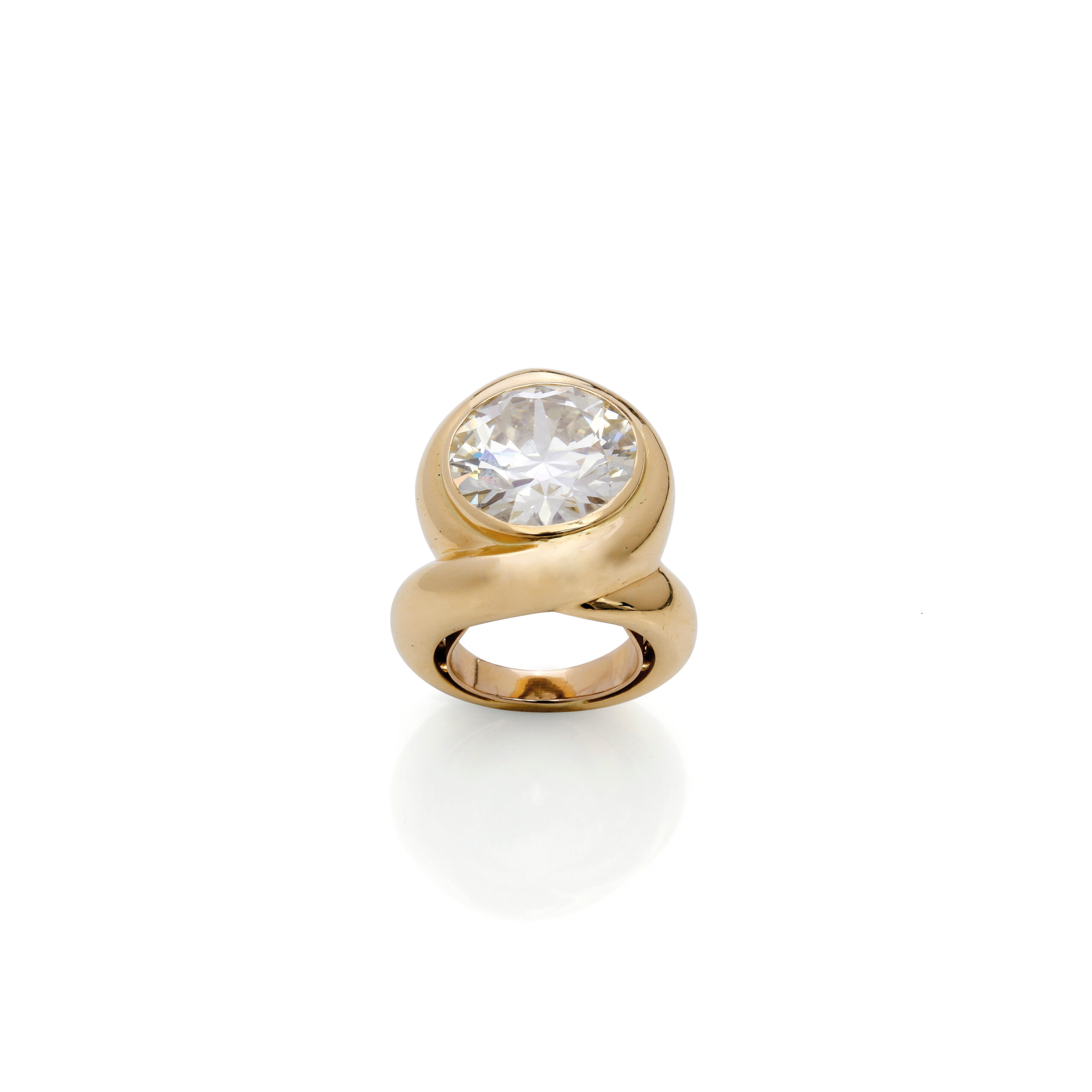 Adjugé 53 000 €_René BOIVIN_Bague en or jaune (750 millièmes) ornée d’un diamant taille brillant de 10,96 carats en serti clos, sur un anneau décentré formant un entrelac. Vers 1970. Signée "René Boivin", poinçon de maître